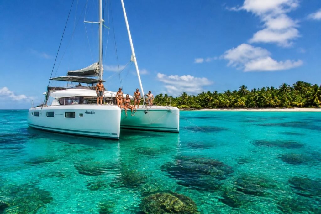 explorez les nombreux avantages du catamaran double coque à cozumel : stabilité, confort et expérience unique pour des aventures inoubliables en mer.