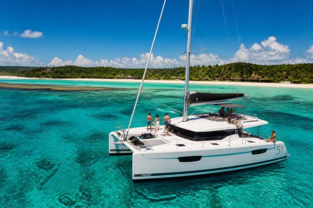 explorez les merveilles de cozumel à bord d'un catamaran en 2026. notre guide complet vous dévoile les meilleures expériences, conseils et itinéraires pour une aventure inoubliable.