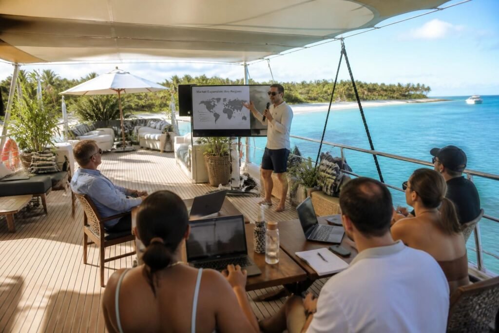 découvrez comment organiser un séminaire original et inoubliable à bord d'un bateau à cozumel, alliant travail et plaisir dans un cadre paradisiaque.