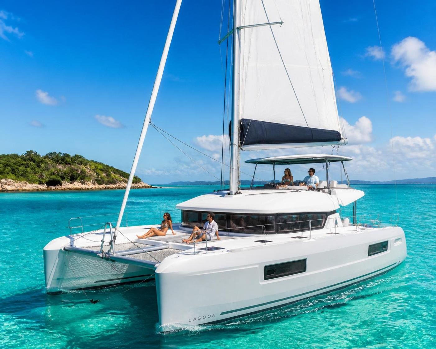 partez en tour catamaran et vivez une expérience unique en mer, alliant confort, aventure et paysages à couper le souffle.
