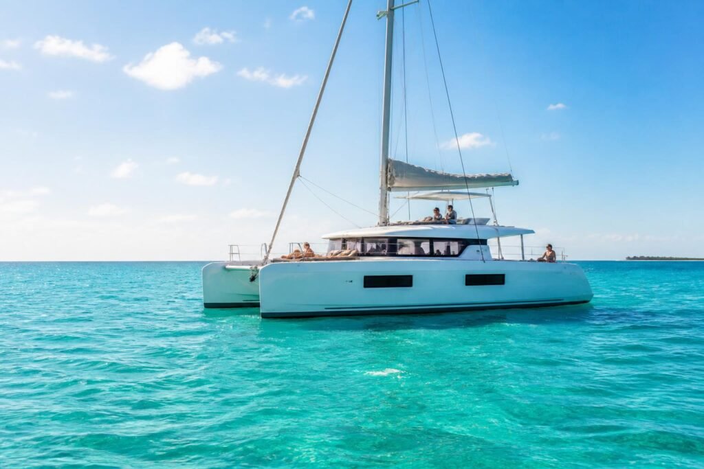 partez à l'aventure avec notre tour en catamaran et vivez une expérience unique en mer alliant détente, paysages époustouflants et sensations inoubliables.